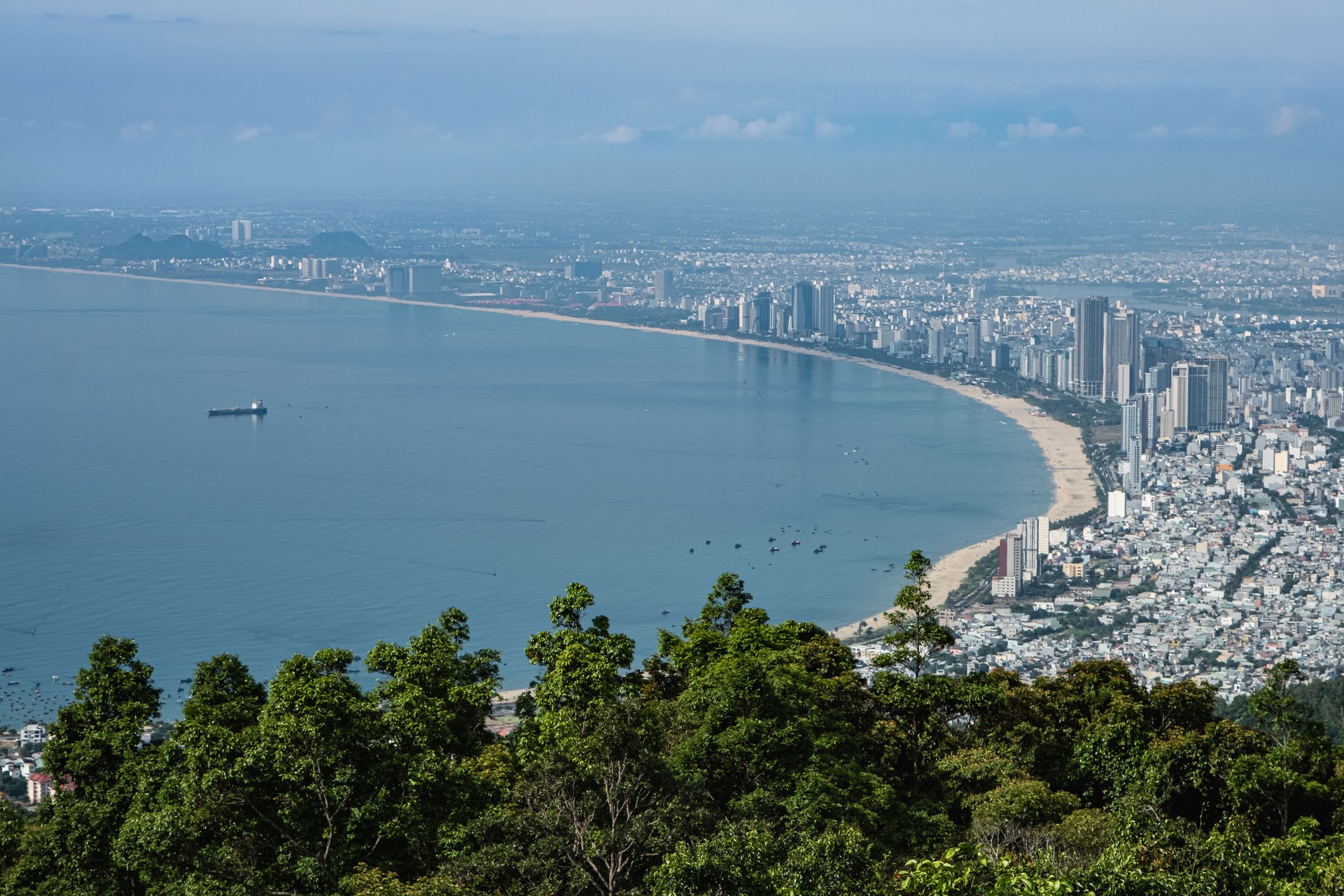 Vue aérienne de la ville de Da Nang, destination célèbre pour les touristes.